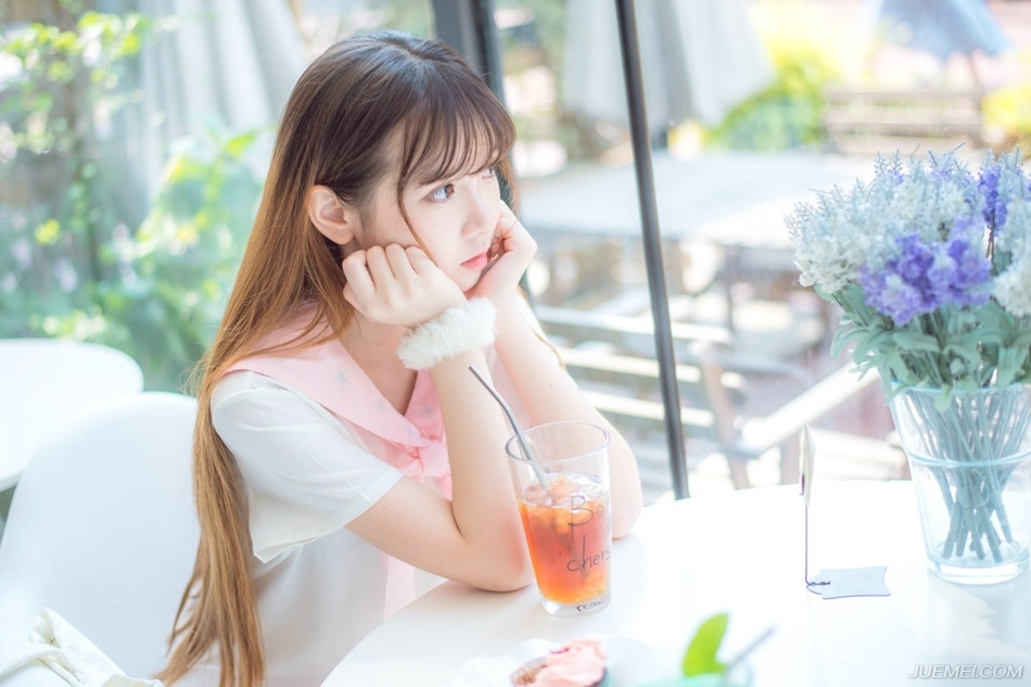 沙漠阿拉伯人形容他们也必喝三道的茶：第一道苦苦生命，第二道甜似爱情，第三道淡如微风。——三毛《送你一匹马》